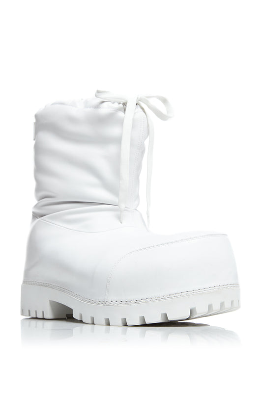 Alaska low-profile snow boots triple white

white winter streetwear boots

fabric and leather snow boots

VOID WORLDWIDE/BALENCIAGA winter boots